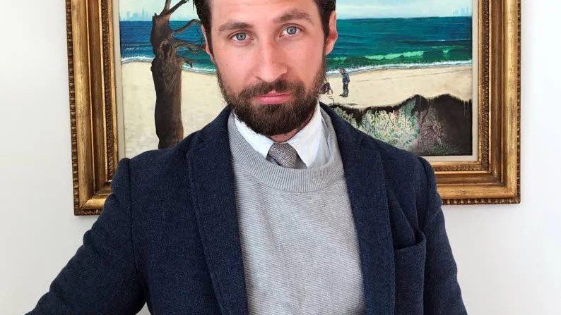 Ställer ut. Christopher Scott ställer ut på Galleri Cupé med start lördagen den 10 juni. Christopher är konstvetare i botten, och har bland annat arbetat som utställningsproducent. För närvarande arbetar han som lärare i Västerviks kommun.
