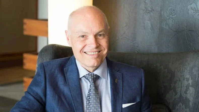Glad. Thomas Carlzon, Kalmar läns nye landshövding är stolt över sin nya tjänst.