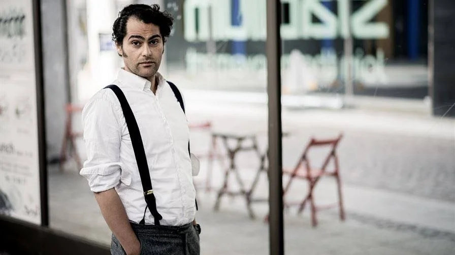 Khashayar Naderehvandi (född 1981) debuterade 2011 med diktsamlingen "Om månen alls syntes". Sedan dess har han gett ut både romaner och diktsamlingar.