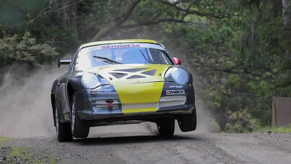 Mikael Eriksson i sin Porche 996RC var ruskigt snabb, så snabb att han ledde sin klass med åtta hundradelar efter första åket.
