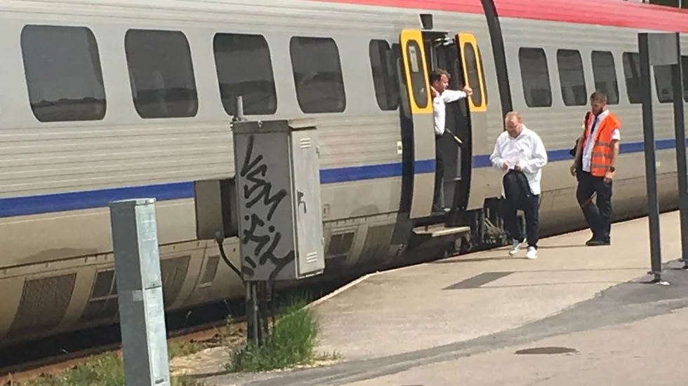 Stopp. Tåget kunde rulla fram till Överumsbruk. Därifrån blev det buss till Västervik.