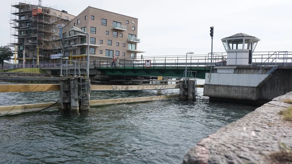 Alternativ väg. På den här sidan av bron över strömmen tycker en kommuninvånare att kommunen skulle förbereda en alternativ överfart.