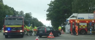 Två personbilar kolliderade i korsning