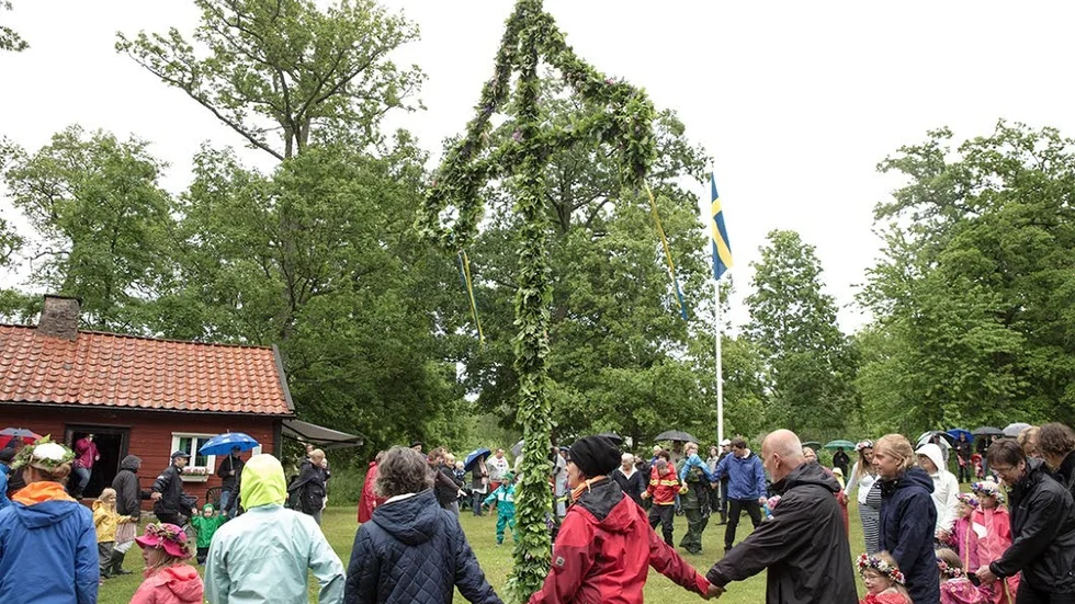 Regn. Just nu ser det ut som att det kan bli uppehåll under dagen. Prognosen är ännu osäker. Bilden är från firandet i Hjorted 2015.