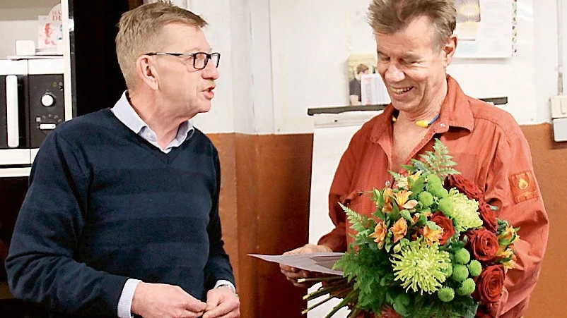 I samband med att Olle Ahlström överlämnade blommor till den nyblivne pensionären Pelle, berättade han roliga händelser som hänt under årens lopp.  - När du började här 1973 så tjänade man 14:28 kronor per timme och man gick ner från 48 till 40 timmars arbetsvecka.