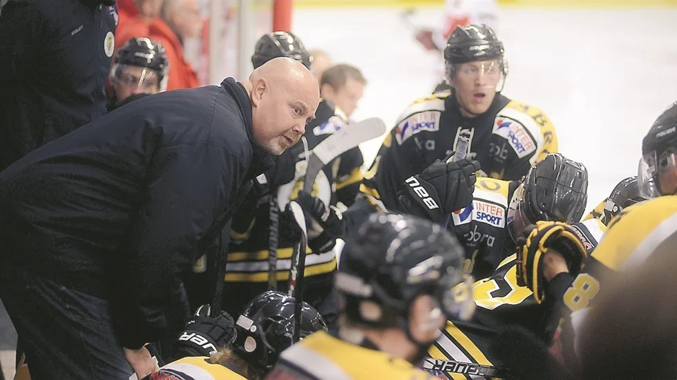 REDO FÖR PLAYOFF. Förra säsongen var Thomas Sandlin tränare för Vimmerby Hockey. Nu basar han över Kiruna - som möter Troja/Ljungby i playoff 2.