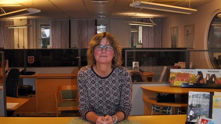 Turismansvarige Ann-Louise Södersten, spanar ut över Kindakartan på disken och ser fram emot en ny aktiv högsäsong. Foto: Alf Wesik
