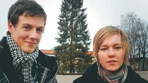 Elektronikprodukter, kläder och presentkort rekommenderar Svensk handel svenskarna att köpa till en tonåring. Kristoffer Hjalmarsson och Timmy Svensson nickar instämmande. Det är stämmer på pricken in på saker de önskar sig i julklapp.