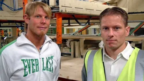 Hyveloperatör Henrik Svensson och produktionstekniker Patrik Molander startar Timber Plus på Kindasågen. Foto: Lars-Göran Bexell