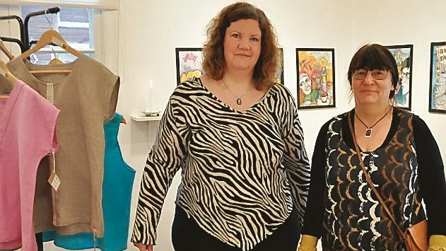 Resultatet av lärarkollegorna Minna-maria Jonsson och Anne Uebels samarbete, blev en varierad utställning som i helgen hade vernissage på Galleri Kopparslagaren i Hultsfred.  Foto: Ebba Lagergren