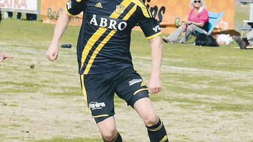 VIF:s mittfältare Robin Olsson har inlett säsongen bra. Härnäst väntar Spårvägen på bortaplan. Foto: Magnus Strömsten
