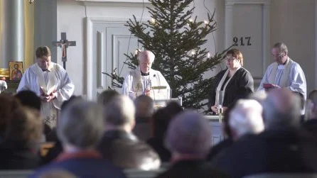 Förbön för de drabbade. Prästerna Bo Lindell, Gösta Nilsson och Arne Thurehult ledde förbönen tillsammans med församlingspedagog BrittMarie Broman.