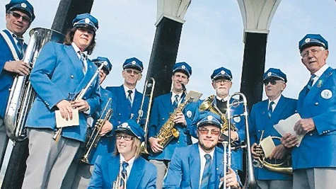 De tio medlemmarna i den jubilerande musikkåren samlade i tornet på Vena kyrka.