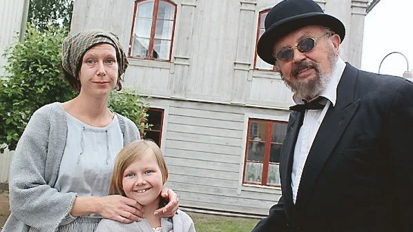 30 skådespelare turades om att delta på sommarens 12 föreställningar. Till höger spelar Lasse Öhman rollen som Axel Munthe. Foto: Rebecca Forsgren Malmström