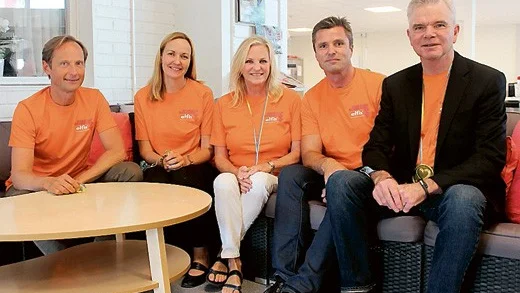 Glada över miljoninvesteringen. Per von Mentzer, Sylvia Sandell, Melissa Reiff, Zarko Kovacevic och Kip Tindell tror på fabriken i Västervik.