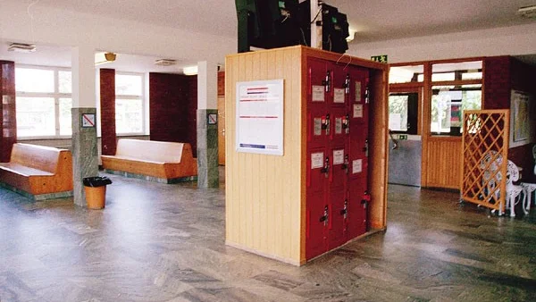 Här, i väntsalen hos Resecentrum i Vimmerby, hittades brevet som till en början misstänktes innehålla någon form av sprängmedel. Brevet var adresserat till lantbrukaren Bertil Gustavsson i Lidhem, samme bonde som drabbades av den tragiska ladugårdsbranden då 170 djur omkom. En ny hämnd, tror bonden.