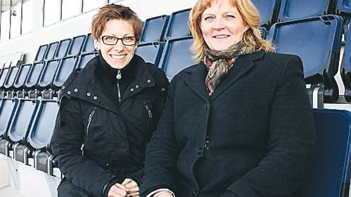 Marie Reinecke och Birgitta Thell är spända över arenans framväxt, dock oroliga över naturgräsets.