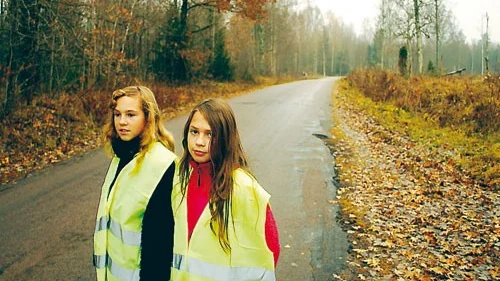 Caribe och Clara Sohlberg Pérez har efter ändrade skolskjutsturer 1,5 kilometer till sin hållplats.