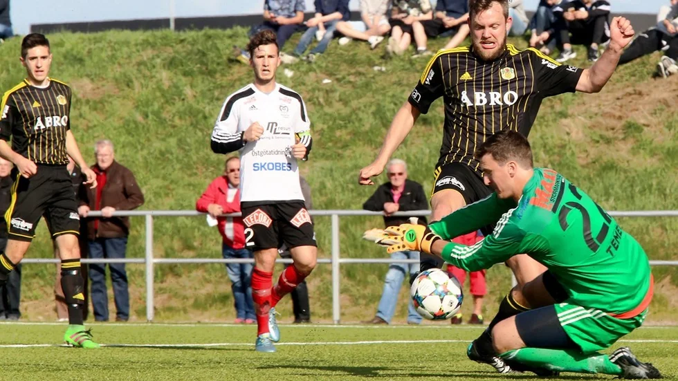 BITTERT. Trots två straffmål fick Rickard Thuresson se sitt Vimmerby IF förlora gårdagens match mot Eskilstuna i fotbollstvåan. Avgörande 3-2 kom i sista matchminuten.