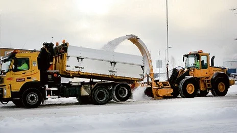 Snöslungan blåser snön direkt i en lastbil som körs av P-O Pettersson.