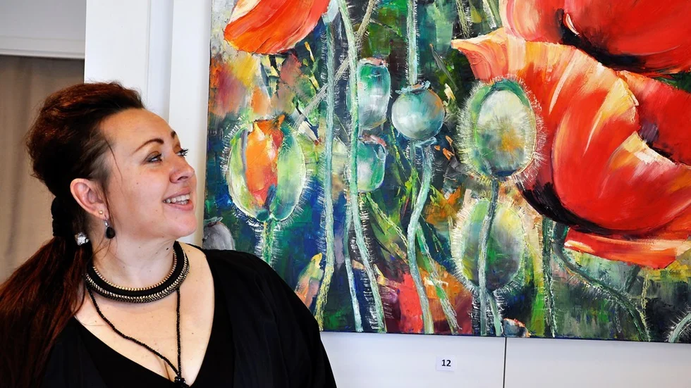 Margarita Sturesson målar mest i olja och akryl, här med en färgstark målning av vallmoblommor. Foto: Åsa Thaberman