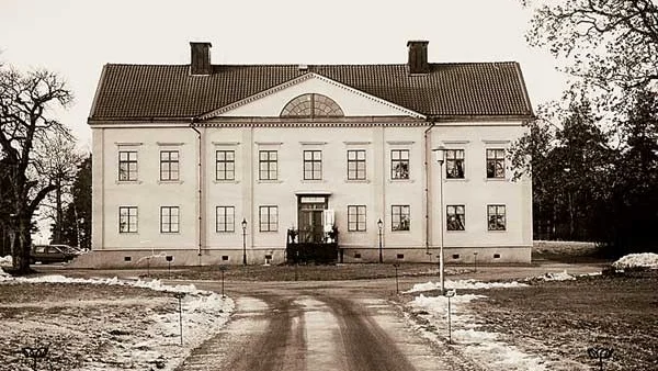 Byggd 1821, men helrenoverad till ursprungsskick på 2000-talet. Nu är herrgården i Storebro till salu - för att få nytt liv.