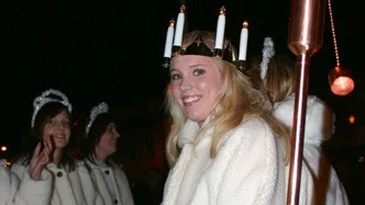 Efter Luciagudstjänsten i Virserums kyrka fick Lucia Magdalena Johansson och hennes tärnor åka häst och vagn genom de centrala delarna av samhället.