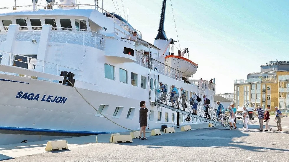 M/S Saga Lejon tar emot sina passagerare vid Skeppsbrokajen i Västervik.