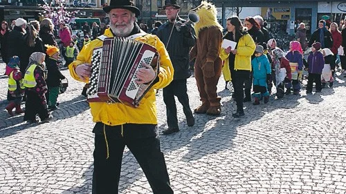 Musikanterna och Linköpingslejonet höll täten i årets påskparad, där drygt tusen barn deltog.