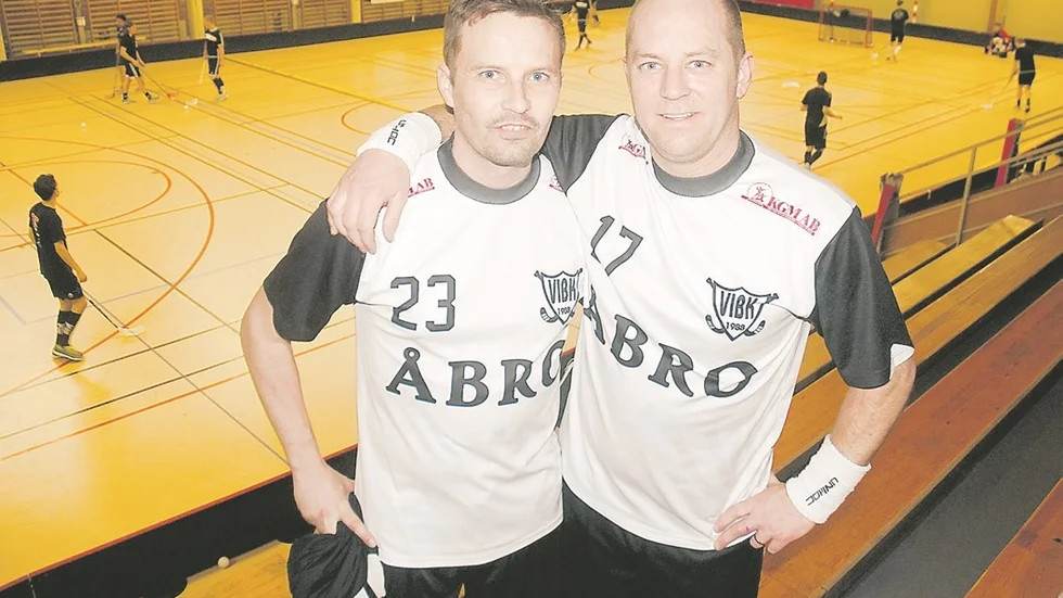 ERFARNA. Petter Leander och Marcus Pettersson är två ärrade veteraner i Vimmerby IBK. I morgon kväll spelar de en av sina största matcher i karriären - en helt avgörande duell hemma mot Hovslätt. Ett av lagen följer med Carlshamn till division ett. Foto: Magnus Strömsten.
