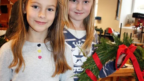 Julia Dahlberg (till vänster) och Stina Wimmer gillar att göra kransar.
