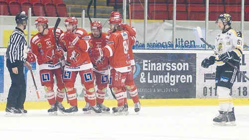 Vita Hästen fick jubla. Vita Hästen vann den så viktiga matchen med 3-2 i Himmelstalundshallen. Vimmerby Hockeys utgångsläge är därmed svårt inför den sista omgången i allettan. Foto: Magnus Strömsten