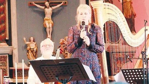 Olle Steinholtz på bas och Margareta Bengtsson trollband publiken i Virserums kyrka.