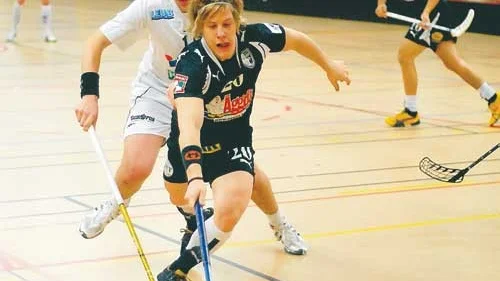 Vimmerby IBK:s Oscar Lönn är steget efter sin motståndare i matchen mot Landskrona i söndags.