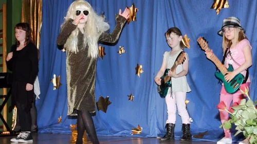 Lady Gaga (Jenny Amanda Perälää) dansade vilt på scenen. Hanna Karlsson, Klara Ambrosiani och Johanna Svensson syns också på bilden.