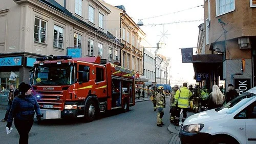 Brandbilar och rökdykare var snabbt på plats för att ventilera ut den tunga röken.