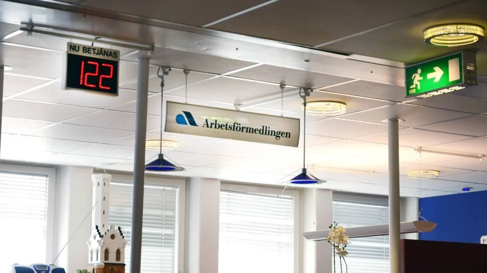 Ungefär var femte svensk är rädd för att förlora jobbet. Samtidigt har den tjänsteman som blir uppsagd goda chanser att få nytt jobb med bättre lön.
