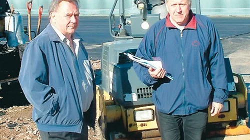 Anders Johansson, vd på Finess Hygien och Bruno Larsson, styrelseledamot i Kinda Företagarna och produktionschef på Finess Hygien. Foto:Lars-Göran Bexell