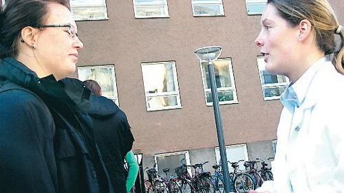 "På något sätt anpassar man sig ekonomiskt" säger Sandra Jansson (t v) till förbundssekreteraren Magdalena Streijffert. Foto: Daniel Cannervik