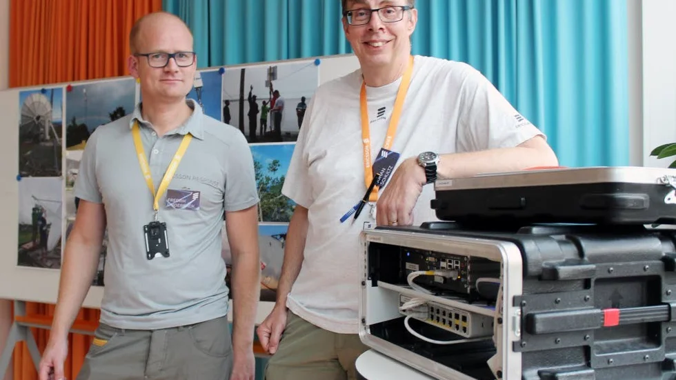 Katastrofteknik. Fredrik Linderbäck och Johan Schultz visar upp en del i den utrustning som används vid katastrofer. Just nu hjälper organisationen till i Karibien efter stormen Maria.