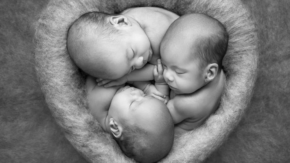 Årets babybild med enäggstrillingar, som det tog en timme ungefär att arrangera.