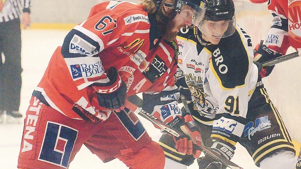 Svårt - igen? Ja, Emil Georgssons Västervik har haft mycket svårt mot derbyrivalerna Vimmerby de senaste säsongerna. Nu vill både han och laget ha revansch för förlusten senast. Vi kan vara tämligen säkra på att det kommer bli en rykande het duell.