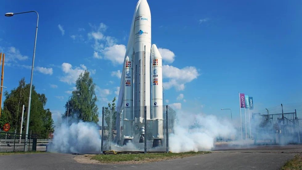 En modell av den 51 meter långa bärraketen Ariane 5 som tjänat Europas rymdprojekt sedan 1979 – fast i skala 1:5. 
Modellen har länge funnits utanför Ruag Space lokaler i Linköping.