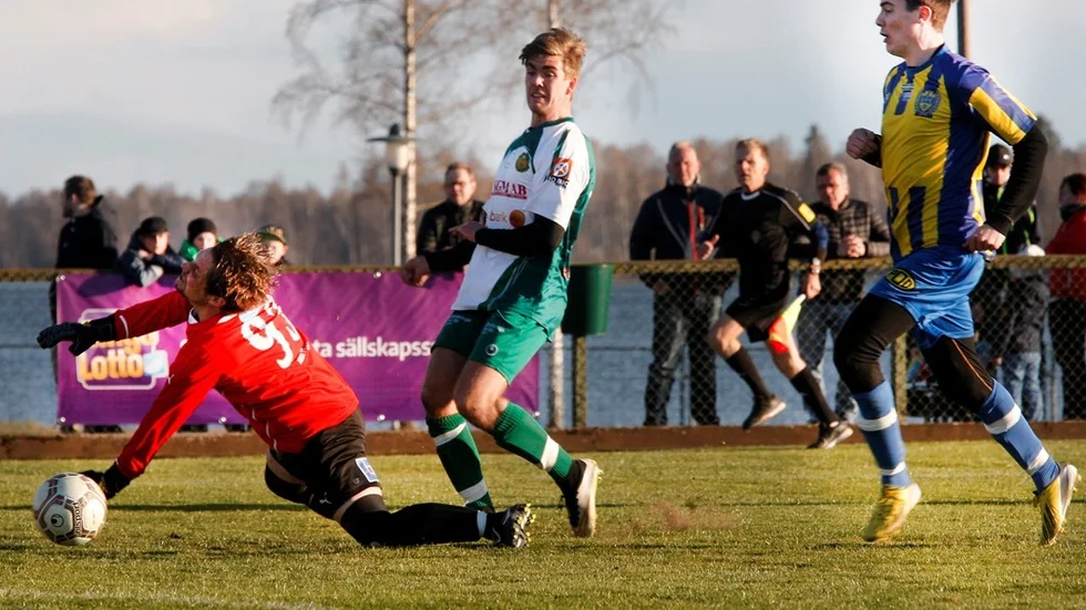 Hultsfreds FK:s duktige anfallare Albert Johansson gjorde två mål i kväll när hans lag vann med hela 7-0 mot AFC i division fyra-fotbollen.