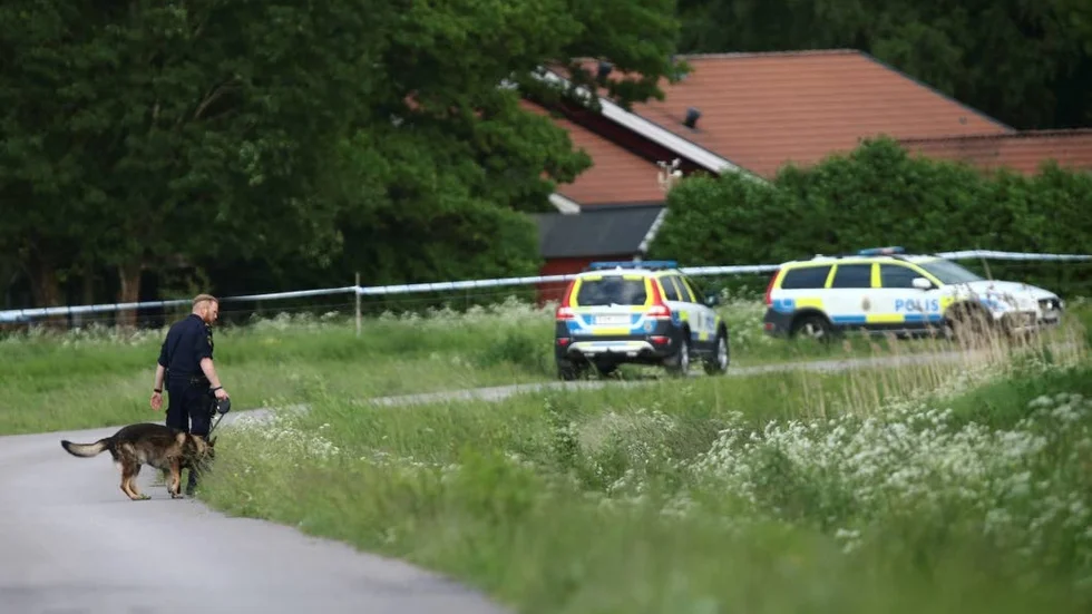 Brottsplats. Vid 18-tiden på kvällen den 12 juni hittades ett par mördat i ett hus utanför Mantorp.