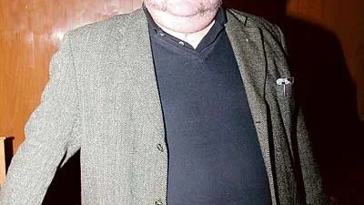 Peter Harryson är en man med många strängar på sin lyra. Nu syns han bland annat i Tolvskillingsoperan.