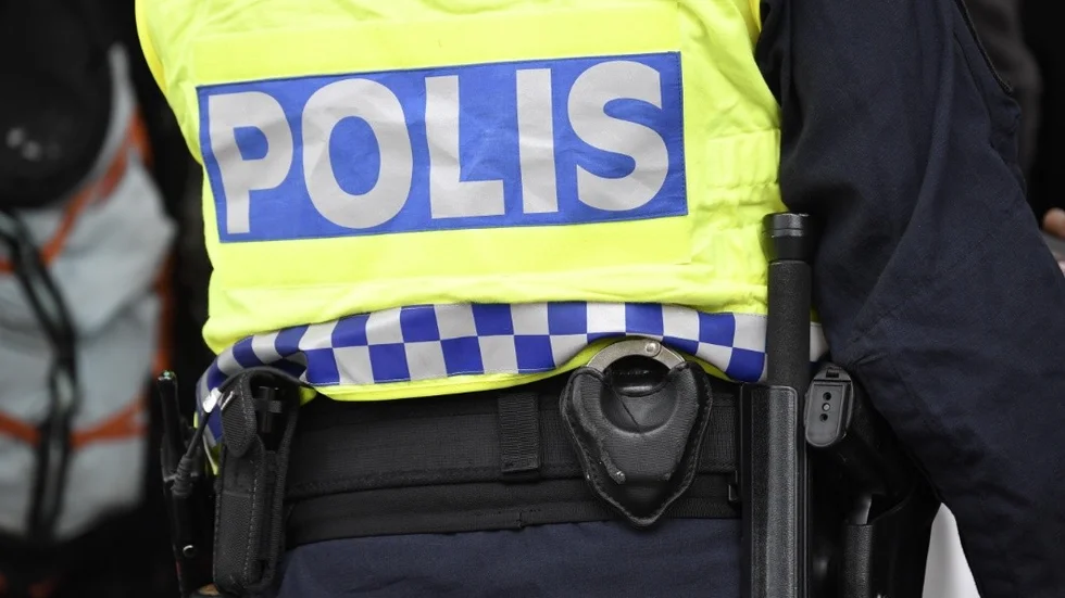 STOCKHOLM 2016-09-24 
Polis på plats på Raoul Wallenbergs torg i Stockholm under den så kallade Folkets demonstration på lördagseftermiddagen. 
Foto Maja Suslin / TT / Kod 10300