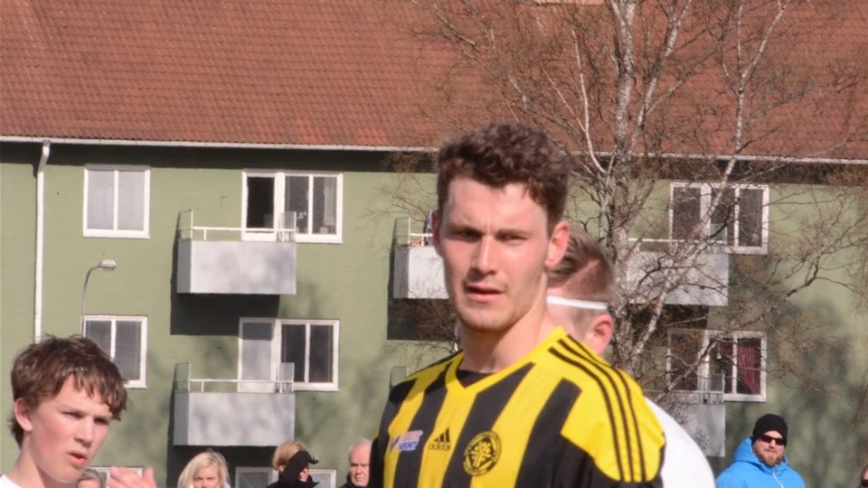 Hjalmar Grahn gjorde två mål och fixade premiärsegern för sitt Västerviks FF på måndagseftermiddagen. 2-1 slutade division 4-matchen mot IFK Tuna.