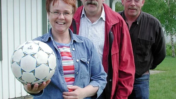 Anna Ståhl, Håkan Berg och Christer Gustavsson ser att Hultsfred FK går framåt tack vare projektet Tjejkraft, och då inte bara på fotbollsplanen.