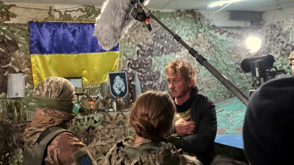 Sean Penn (till höger) under en intervju med en soldat från den ukrainska armén. Arkivbild.